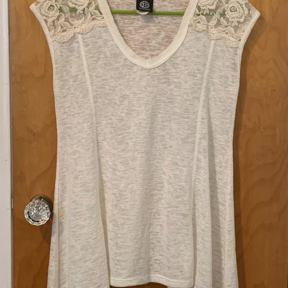 Cream top with lace shoulders - Picture 4 of 7